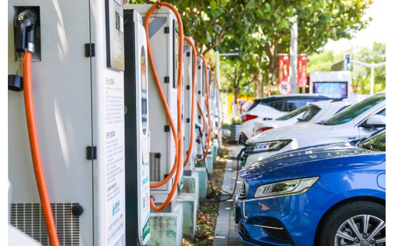 中國新能源汽車(chē)產(chǎn)銷(xiāo)量連續7年全球居首